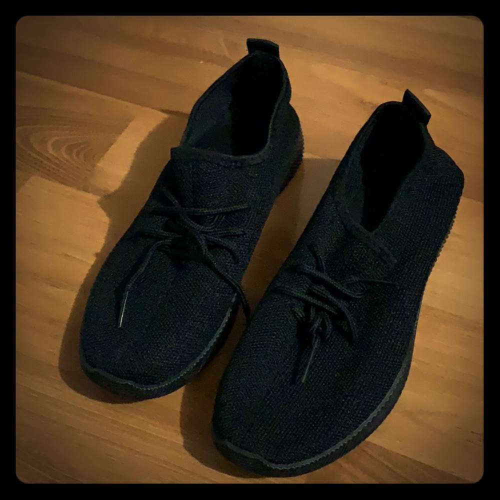 Black gym shoes